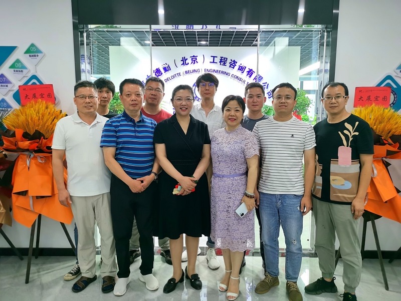 董事长韦翠竹女士（前排左三）参加汉阳分公司开业庆典.jpg